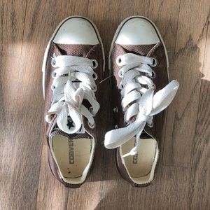 Converse tennis shoes